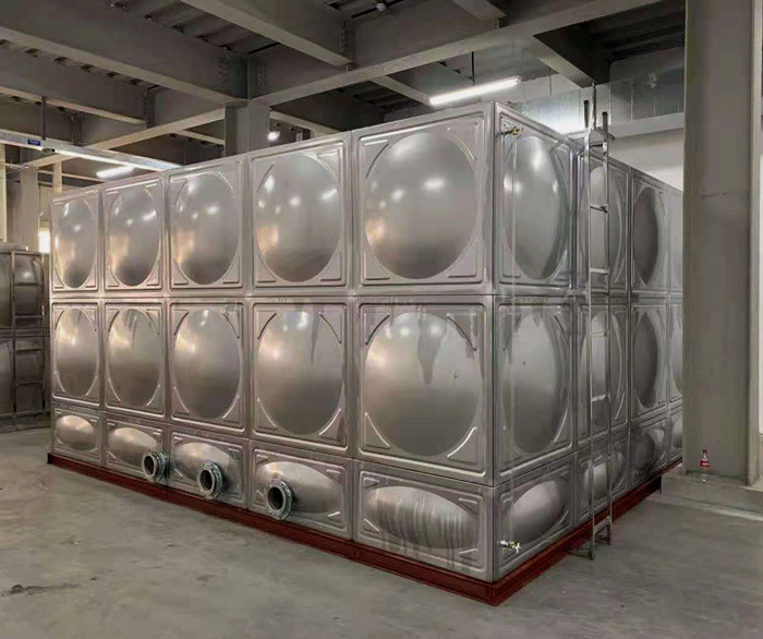 河南鶴壁第二中學(xué)不銹鋼水箱安裝完畢