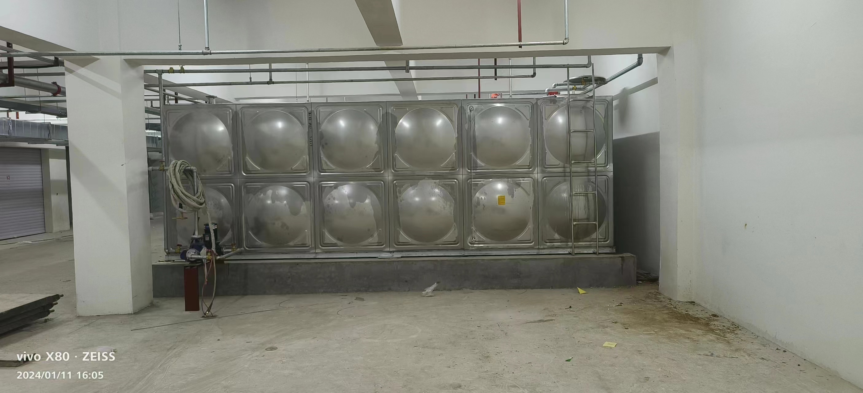 唐山市玉田縣 潤(rùn)和府地下室不銹鋼水箱安裝完畢